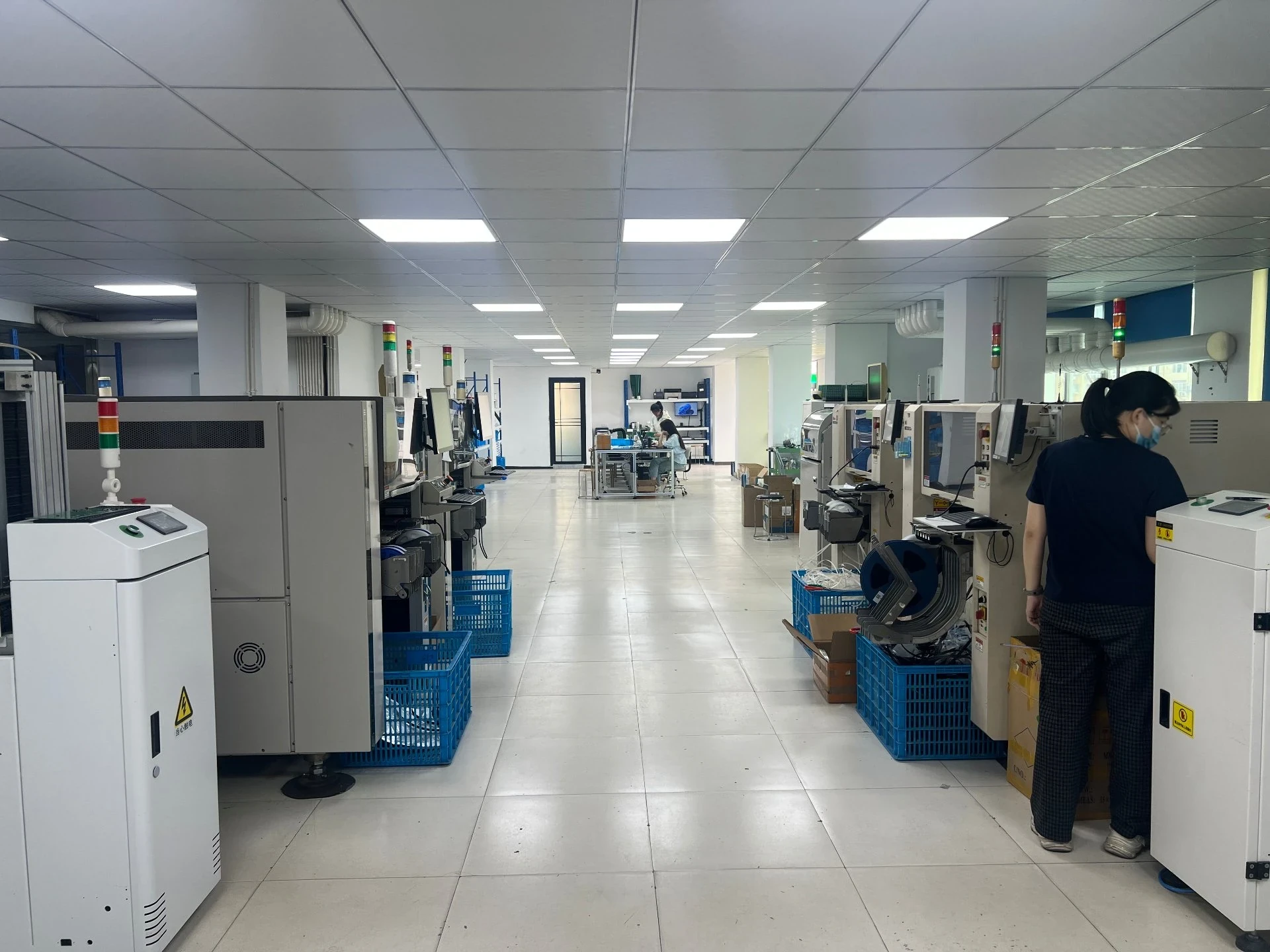 HONGPOE 自动化 SMT 设备生产车间